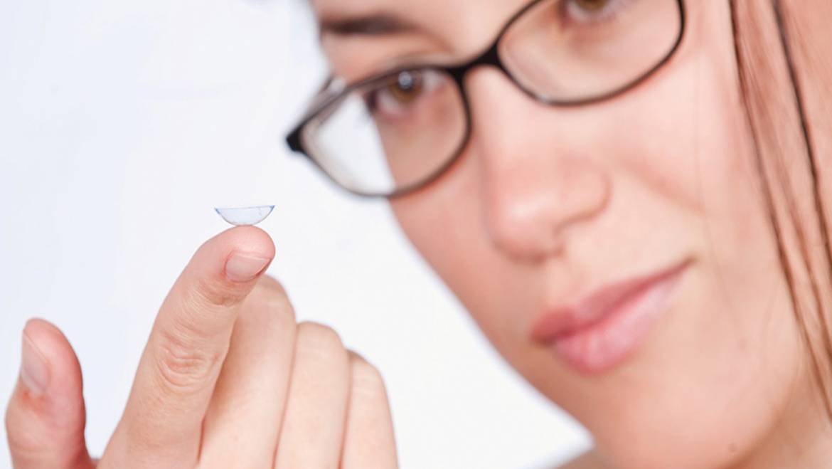Преимущества очков перед контактными линзами