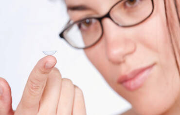 Преимущества очков перед контактными линзами
